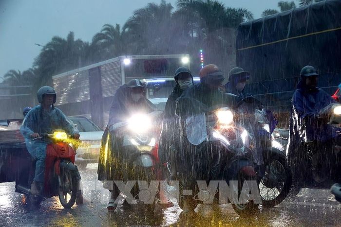 Mưa lớn gây ùn tắc cục bộ trên đường Lê Quang Đạo. Ảnh: Văn Điệp - TTXVN