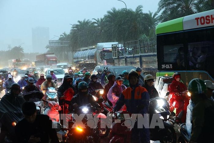 Mưa lớn gây ùn tắc cục bộ trên đường Lê Quang Đạo. Ảnh: Văn Điệp - TTXVN