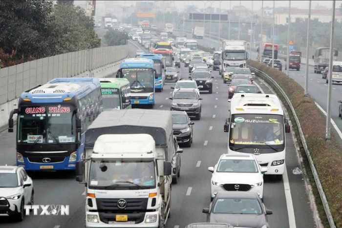 Các phương tiện giao thông hướng ngã ba Pháp Vân hướng về Hà Nội. Ảnh: TTXVN
