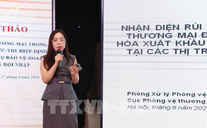 Bà Nguyễn Hồng Nga, Cục phòng vệ thương mại, Bộ Công Thương chia sẻ cách vượt qua phòng vệ thương mại khi xuất khẩu. Ảnh: Hồng Nhung - TTXVN