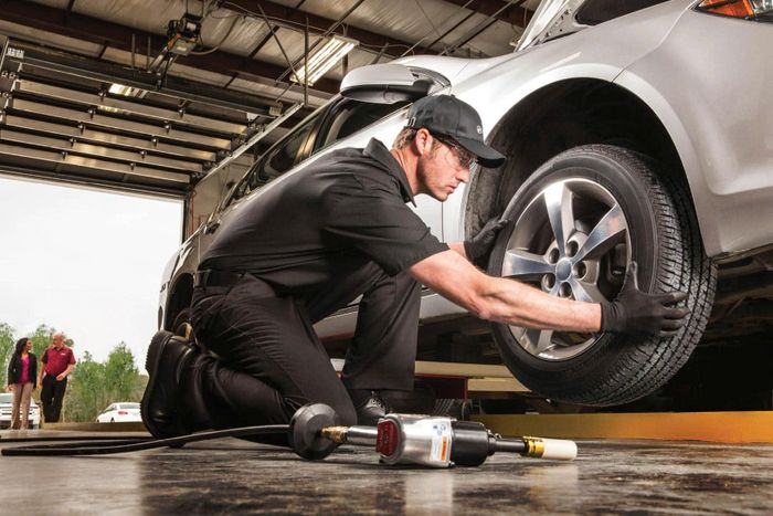 Kiểm tra các lốp, cần gạt mưa, đèn chiếu sáng.