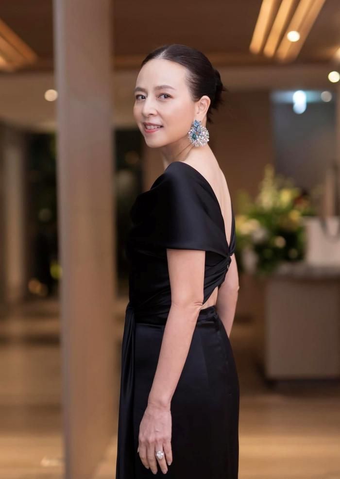 Madam Pang từng có hai chặng đường học tập tại Thái Lan và Mỹ.
