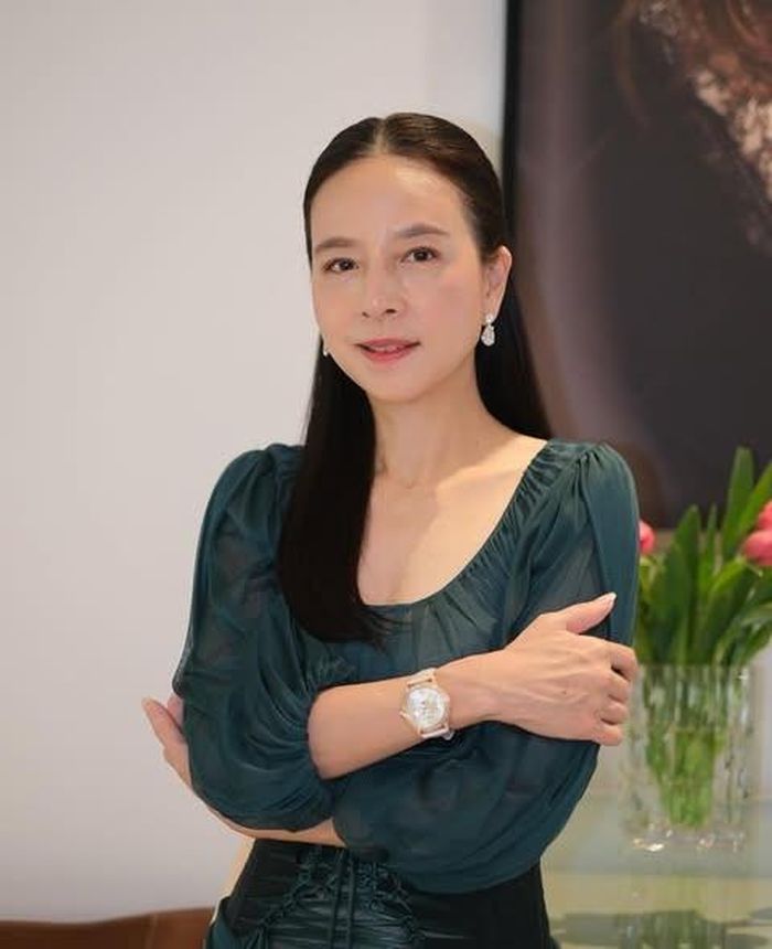 Bên cạnh tình yêu với bóng đá, bà cũng đặc biệt quan tâm đến giáo dục.