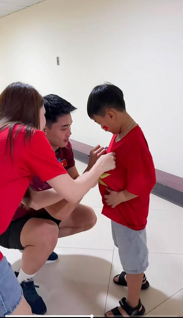 Hòa Minzy dẫn con trai đến gặp gỡ, xin chữ ký cầu thủ Đình Bắc.