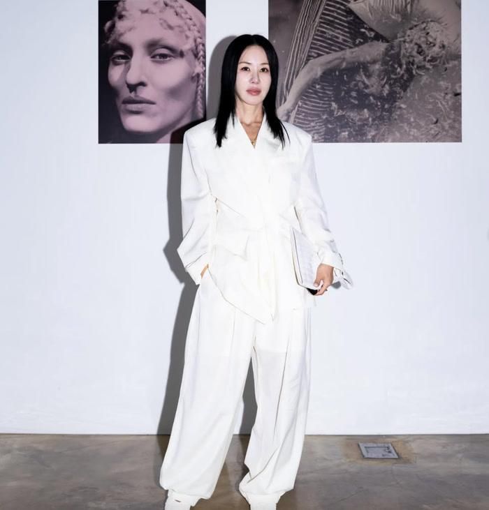 Điều khiến khán giả ấn tượng là khả năng biến hóa thời trang của Uhm Jung Hwa.