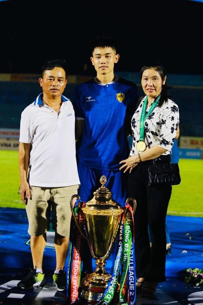 Trên hành trình phát triển sự nghiệp bóng đá, Đình Bắc luôn nhận được sự ủng hộ của bố mẹ.