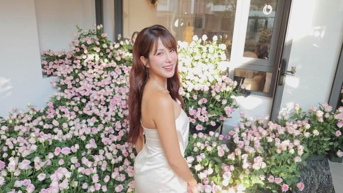 Diệp Lâm Anh bên cạnh món quà đặc biệt của bạn trai. Ảnh: FBNV