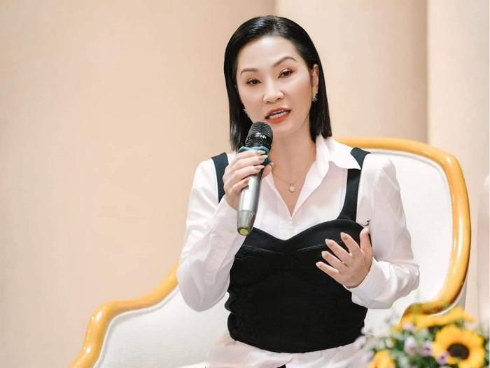 Dù mở rộng hoạt động ra quốc tế, Hồng Đào vẫn duy trì nhịp làm việc dày đặc tại thị trường trong nước với loạt dự án điện ảnh mới. (Ảnh: FBNV)