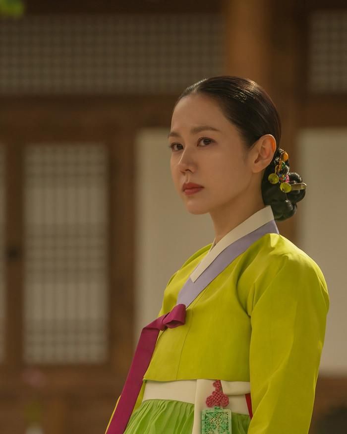 Trong loạt ảnh mới, Son Ye Jin thu hút sự chú ý với tạo hình phu nhân Jo. (Ảnh: Netflix)