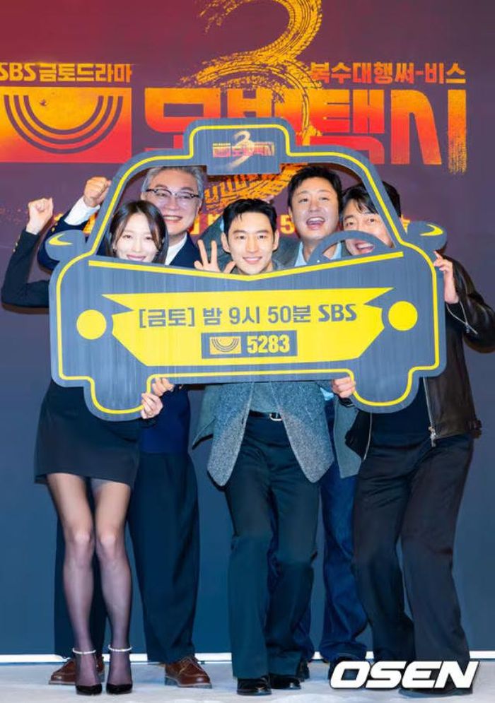 Nếu trở lại, Taxi Driver 4 được kỳ vọng sẽ tiếp tục hành trình của Kim Do Gi và đội xe Rainbow Taxi với những vụ án mới. Ảnh: Osen.