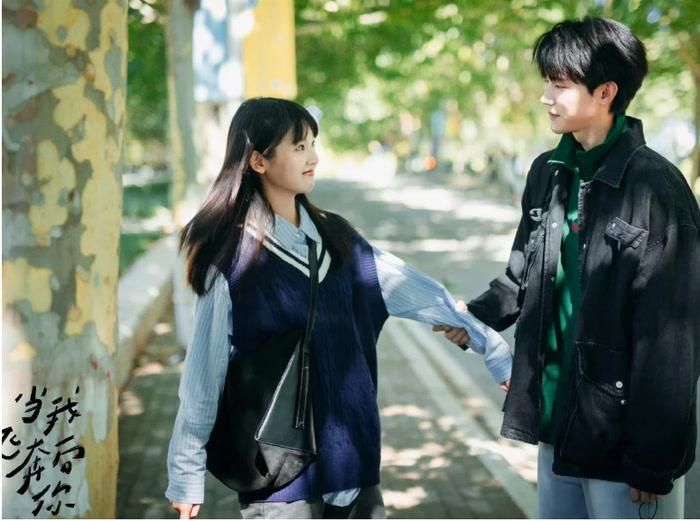 Khi Anh Chạy Về Phía Em do Trương Miểu Di và Chu Dực Nhiên đóng chính, chuyển thể từ tiểu thuyết Cô Ấy Bệnh Không Nhẹ của Trúc Dĩ. Phim kể về Tô Tại Tại, cô gái lạc quan, thẳng thắn, đem lòng yêu Trương Lục Nhượng - chàng học bá lạnh lùng - ngay từ lần đầu gặp. Sự chủ động và ấm áp của cô dần giúp anh vượt qua mặc cảm, cùng nhau trưởng thành từ thời học sinh đến khi bước vào đời. Đây là chuyện tình thanh xuân nhẹ nhàng, ngọt ngào, không drama.