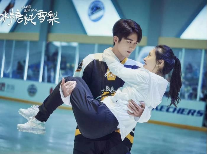 Lê hấp đường phèn do Ngô Thiến và Trương Tân Thành đóng chính, kể về Đường Tuyết – cô gái đam mê trượt băng tốc độ - và Lê Ngữ Băng, chàng trai chơi khúc côn cầu. Từng là bạn cùng bàn, Lê Ngữ Băng thường bị Đường Tuyết bắt nạt. Nhiều năm sau gặp lại ở đại học, anh đã trở thành ngôi sao sân băng và biến cô thành trợ lý “bất đắc dĩ”. Từ oan gia, cả hai dần yêu nhau, cùng vượt qua thử thách và theo đuổi ước mơ.