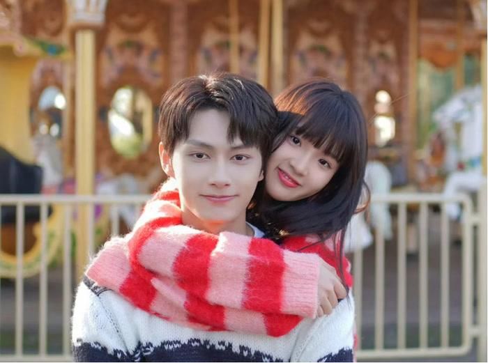 Độc Quyền Chiếu Thư (Exclusive Fairy Tale) do Văn Tuấn Huy và Trương Miểu Di đóng chính, chuyển thể từ tiểu thuyết Thỏ Con Ăn Cỏ Gần Hang. Phim kể về Lăng Siêu và Tiếu Thố, đôi thanh mai trúc mã lớn lên bên nhau từ nhỏ. Lăng Siêu là học bá lạnh lùng, thông minh nhưng nhạy cảm, còn Tiếu Thố lại đáng yêu, hậu đậu và học không giỏi. Cả hai cùng trưởng thành, thường xuyên đấu khẩu nhưng Lăng Siêu thực chất đã âm thầm xem cô là người quan trọng nhất. Nhờ những màn “đẩy thuyền” của bạn bè, đôi oan gia cuối cùng cũng nhận ra tình cảm dành cho nhau.