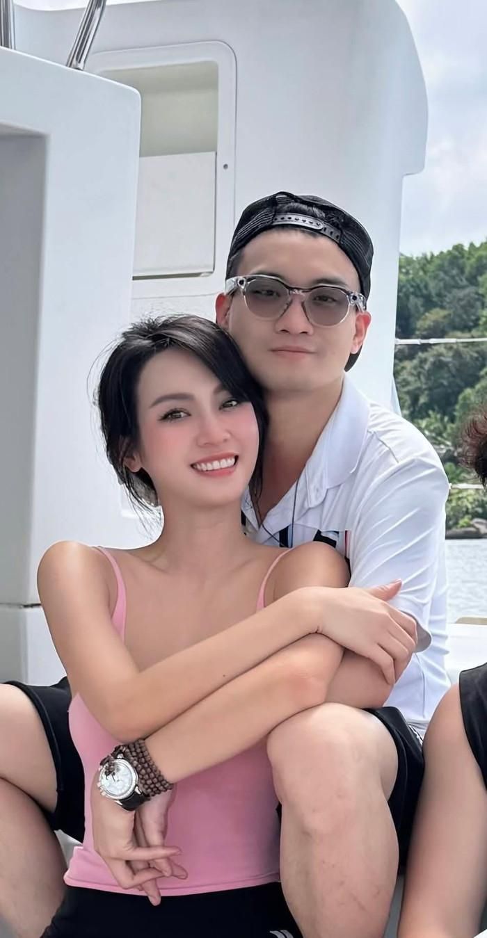 Khán giả chúc mừng Vũ Thúy Quỳnh và Đức Phạm.
