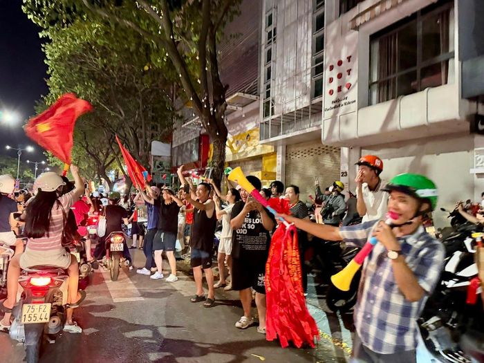 Sau trận thắng của đội tuyển Việt Nam, hàng nghìn người dân Đà Nẵng và du khách đã đổ xuống các tuyến phố để ăn mừng, tạo nên không khí vô cùng náo nhiệt.