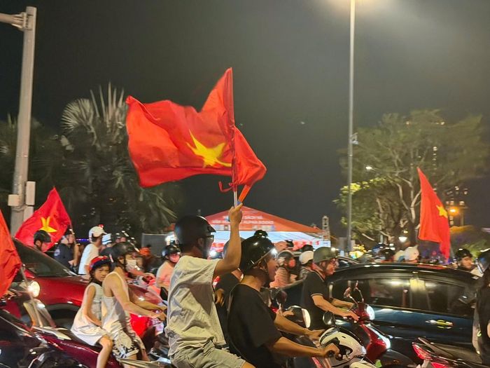 Nhiều người mang theo lá cờ đỏ sao vàng để bày tỏ niềm tự hào Tổ quốc.