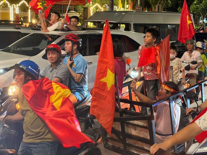 Khu vực cầu Rồng (nút giao thông đường Nguyễn Văn Linh và đường 2/9) trở thành tâm điểm hội tụ của hàng nghìn người dân Đà Nẵng.