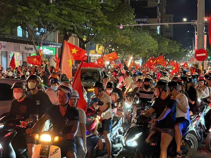 Tối 26/8, trong trận chung kết lượt về, đội tuyển bóng đá Việt Nam đã hòa kịch tính 2-2 trước Thái Lan. Qua đó, đội tuyển Việt Nam bảo vệ thành công ngôi vô địch ASEAN Cup với chiến thắng chung cuộc 4-2, trước lợi thế thắng 2-0 ở lượt đi.