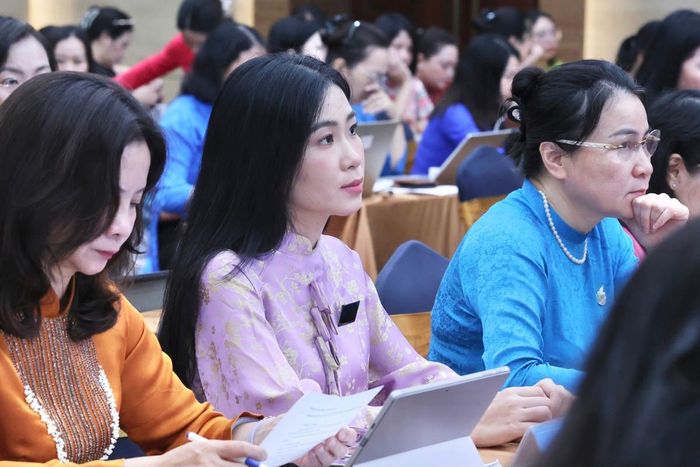 Ca sĩ Hà Myo và các đại biểu tham dự hội nghị
