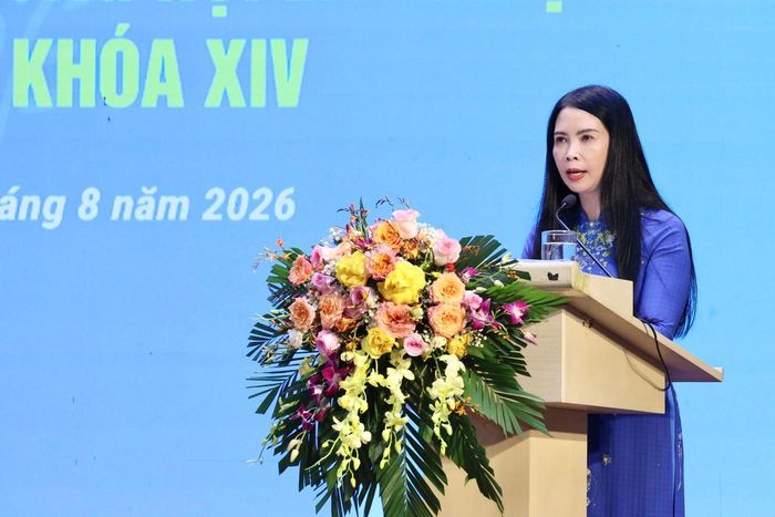 Bà Trần Lan Phương, Phó Chủ tịch Thường trực Hội LHPN Việt Nam, trình các nội dung xin ý kiến tại hội nghị