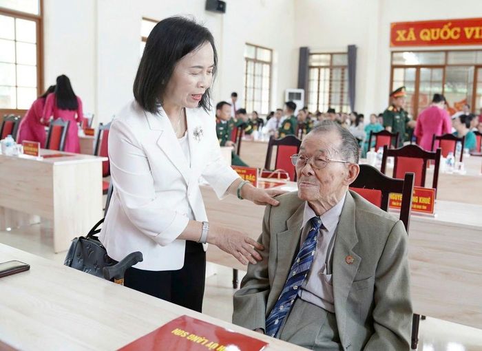 Phó Bí thư Thường trực Tỉnh ủy, Chủ tịch HĐND tỉnh Lạng Sơn Đoàn Thị Hậu ân cần hỏi thăm sức khỏe, chúc mừng đảng viên lão thành Hoàng Minh Khoa. 