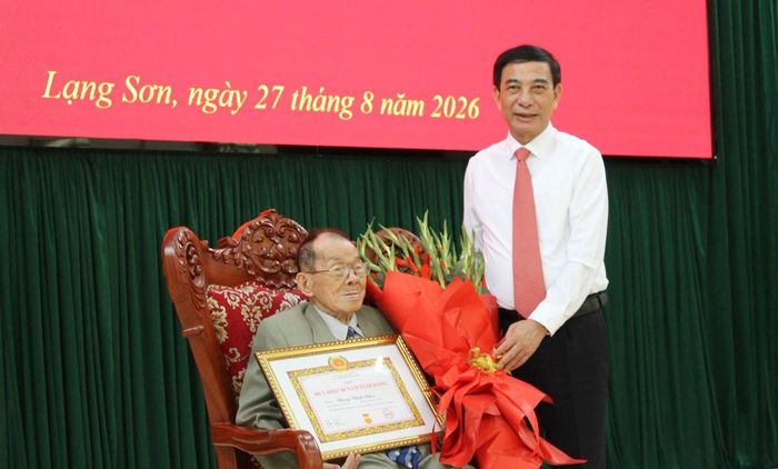 Đại tướng Phan Văn Giang, Phó Thủ tướng Chính phủ, Bộ trưởng Bộ Quốc phòng, chúc mừng đồng chí Hoàng Minh Khoa. Ảnh: LS
