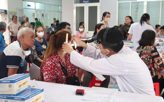 Bác sĩ tham gia chương trình khám sức khoẻ toàn dân. Ảnh minh hoạ.