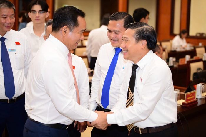 Các lãnh đạo TPHCM tham dự tại kỳ họp. Ảnh: Quang Định.