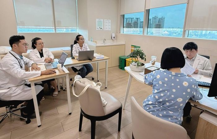 BS Phan Trúc (bên phài) và các nhân viên y tế đang trao đổi cùng mẹ bé T.A. Ảnh: BS cung cấp