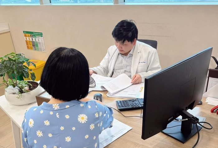 Mẹ bé T.A vài tháng lại gặp BS Phan Trúc, chỉ để nghe câu nói: "Bé T.A vẫn bình thường". Ảnh: BS cung cấp
