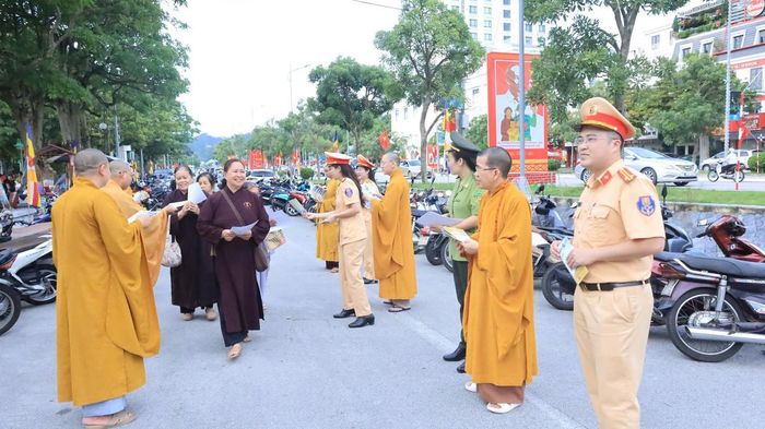 Từ sáng sớm, Đại diện chùa Thành, lực lượng cảnh sát giao thông tổ chức đón các tăng ni phật tử và Nhân dân đến dự lễ.