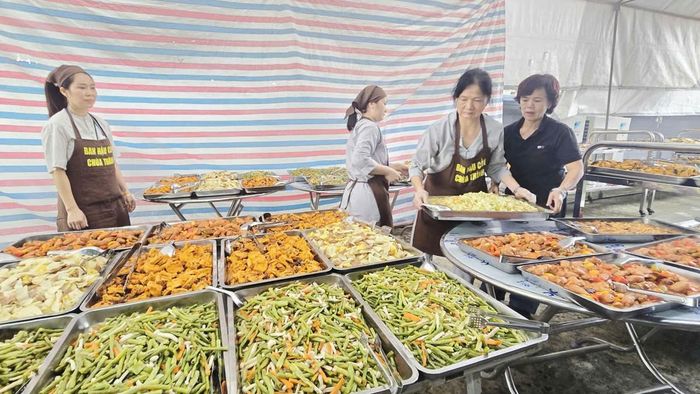 Chùa Thành chuẩn bị hàng nghìn suất cơm chay phục vụ lễ Vu lan 2026