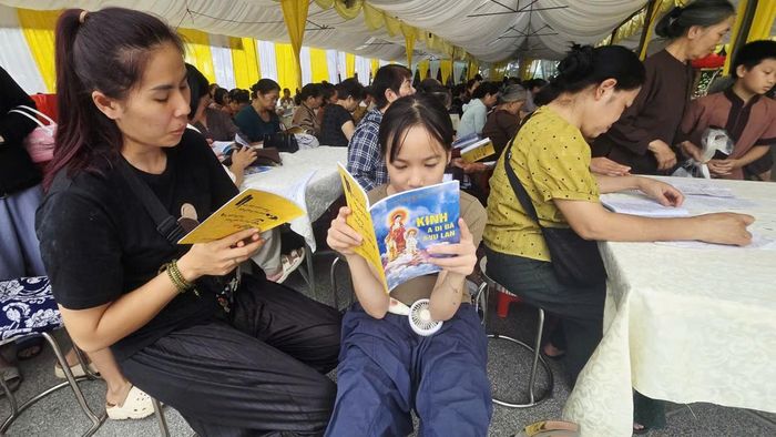 Nhiều em nhỏ theo ông bà, cha mẹ đến chùa Thành đọc kinh.