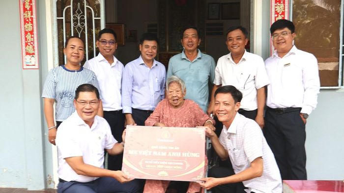 Mẹ Việt Nam Anh hùng Trịnh Thị Hoa nhận sổ tiết kiệm 700 triệu đồng - Ảnh Minh Thư