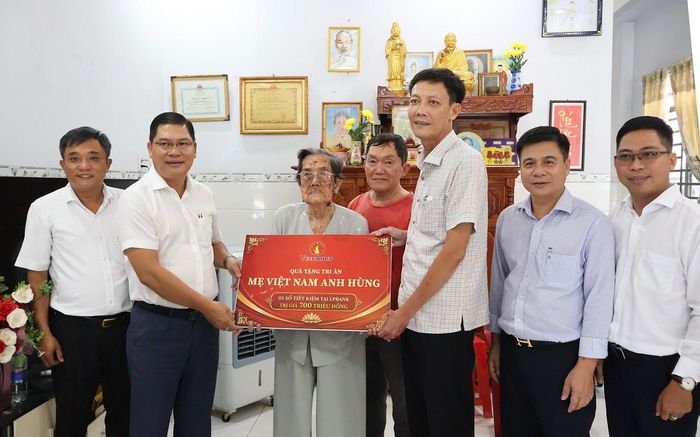 Chính quyền địa phương cùng các đơn vị trao sổ tiết kiệm cho Mẹ Việt Nam Anh hùng Phùng Thị Khéo - Ảnh Minh Thư