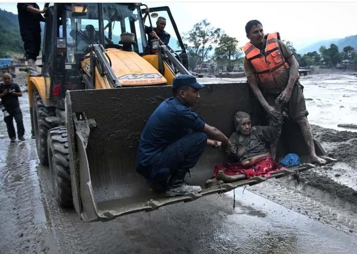 Lực lượng cứu hộ sử dụng máy xúc cứu nạn nhân trận lũ tại Devghat, Nuwakot, Nepal. Ảnh: AFP/Getty Images.
