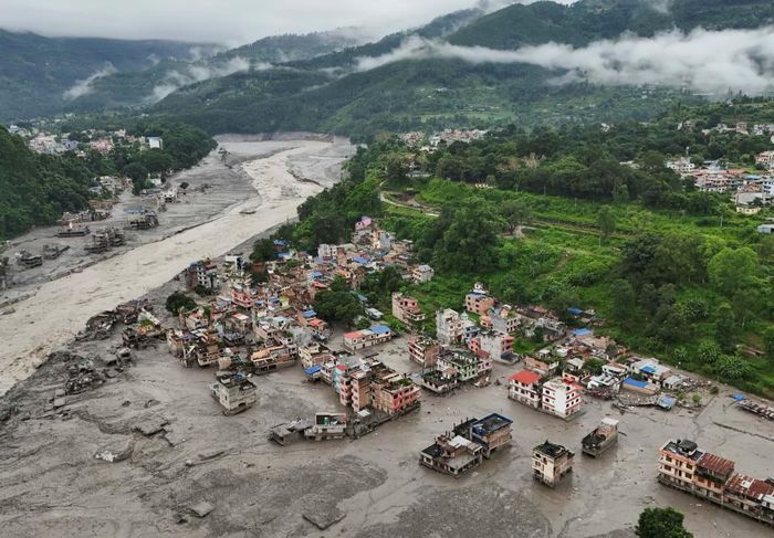 Bùn bao phủ các ngôi nhà sau trận lũ quét tại Trishuli, thuộc huyện Nuwakot, Nepal. Ảnh: Navesh Chitrakar/Reuters