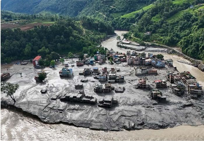 Bùn bao phủ các tòa nhà sau trận lũ tại Trishuli, Nuwakot, Nepal. Ảnh Navesh Chitrakar/Reuters