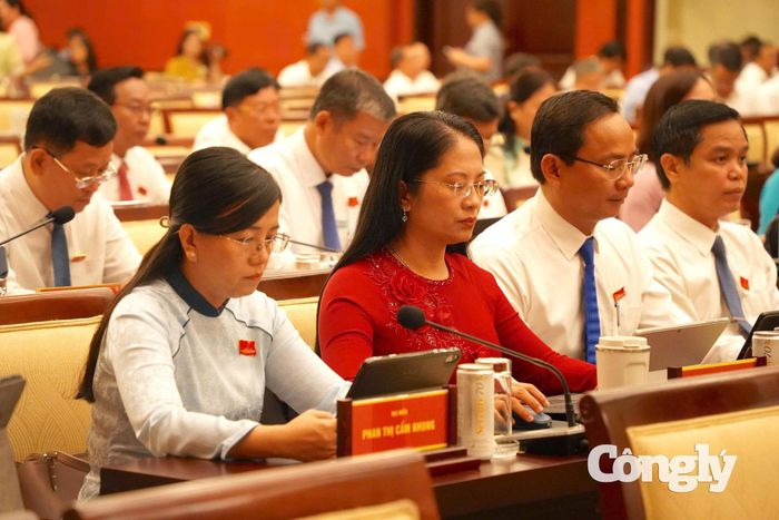 Các đại biểu tham dự kỳ họp.