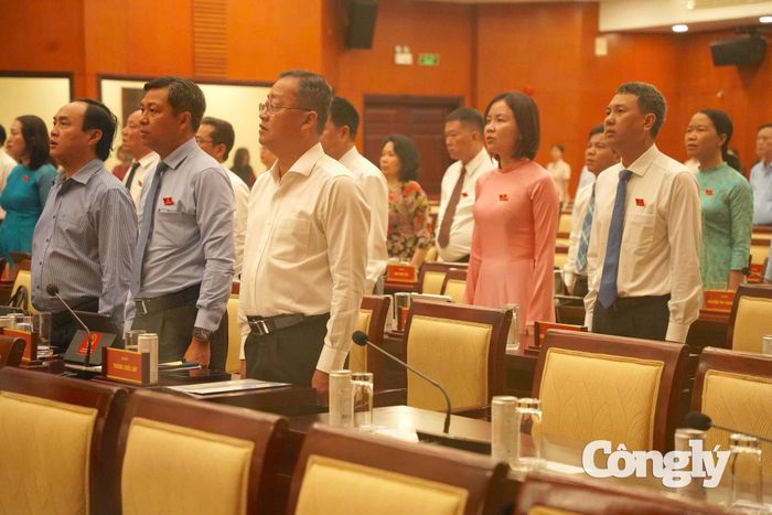 Các đại biểu chào cờ trước kỳ họp.