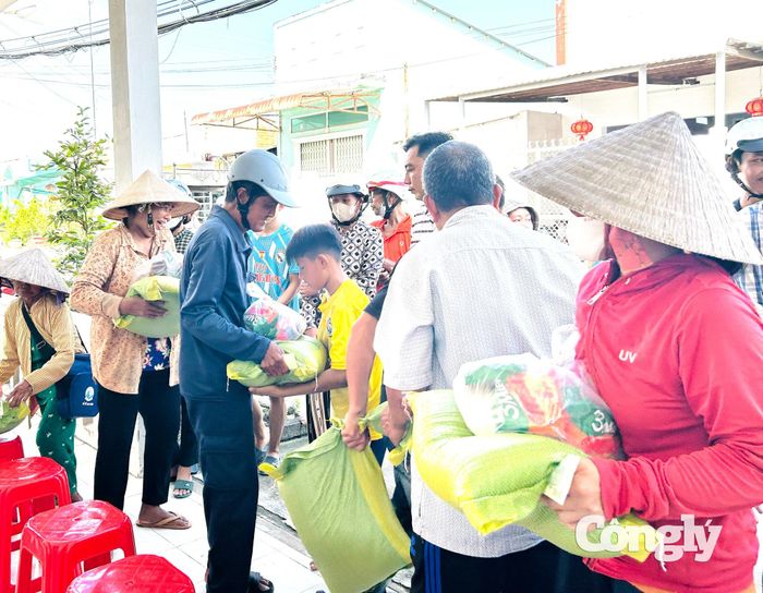 Những phần quà thiết thực được trao đến người dân có hoàn cảnh khó khăn, góp thêm sự sẻ chia trong mùa Vu Lan.