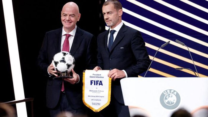 Chủ tịch UEFA Aleksander Čeferin và Chủ tịch FIFA Gianni Infantino chụp ảnh tại Đại hội UEFA thường niên lần thứ 50 ở Brussels, Bỉ, ngày 12/2/2026. Ảnh: REUTERS