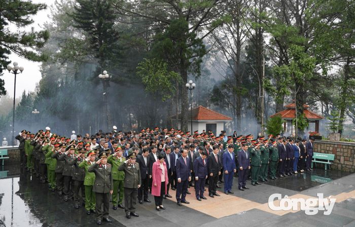 Các đại biểu mặc niệm các Anh hùng liệt sĩ