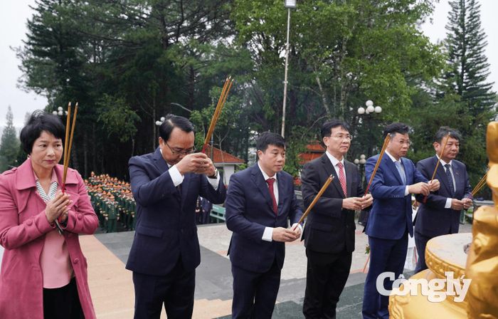 Các đồng chí Thường trực Tỉnh uỷ Lâm Đồng dâng hương, tưởng niệm các Anh hùng liệt sĩ.