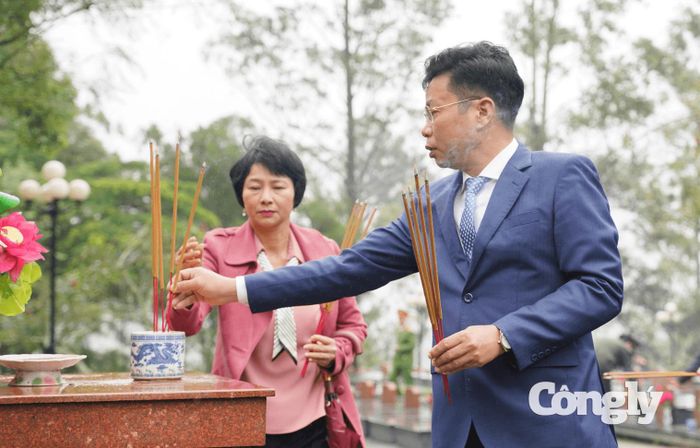 Phó Bí thư Tỉnh uỷ, Chủ tịch HĐND tỉnh Lưu Văn Trung và Phó Bí thư Tỉnh uỷ, Chủ tịch Uỷ ban Mặt trận Tổ quốc Việt Nam tỉnh Nguyễn Thị Phúc dâng hương, tưởng niệm các Anh hùng liệt sĩ.