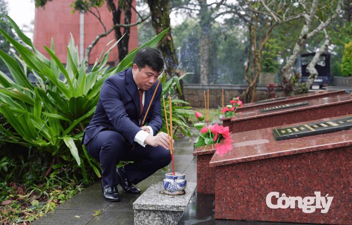 Bí thư Tỉnh uỷ Y Thanh Hà Niê Kđăm dâng hương tại từng phần mộ liệt sĩ.