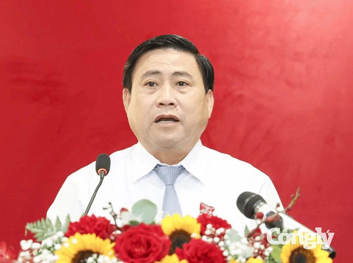 Chủ tịch HĐND tỉnh Lâm Đông phát biểu khai mạc kỳ họp.