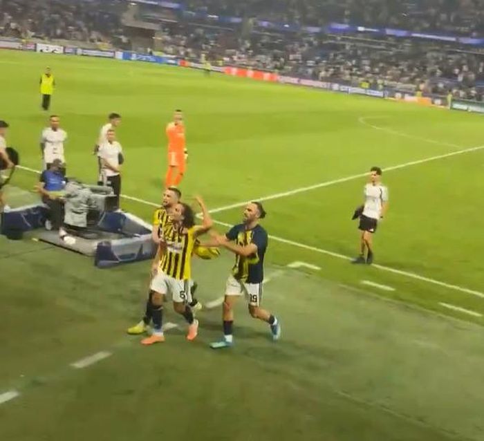 Guendouzi vẫn khiêu khích khi rời sân tiến về phía đường hầm. Ảnh: X