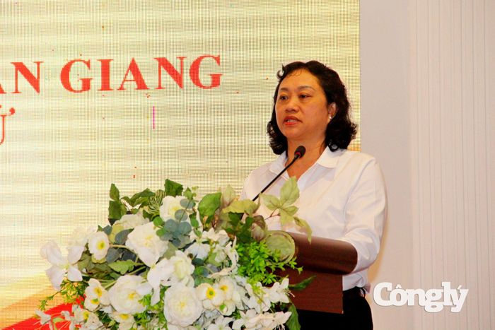 Chánh án TAND khu vực 2 – An Giang Phạm Thị Kim Thoa trình bày tham luận