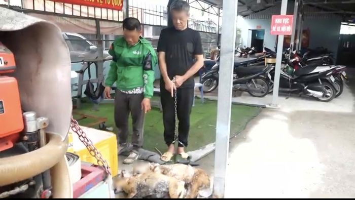 Hai đối tượng Phan Văn Lộc và Đặng Đình Bẩy và tang vật vụ án. (Ảnh: Công an cung cấp)